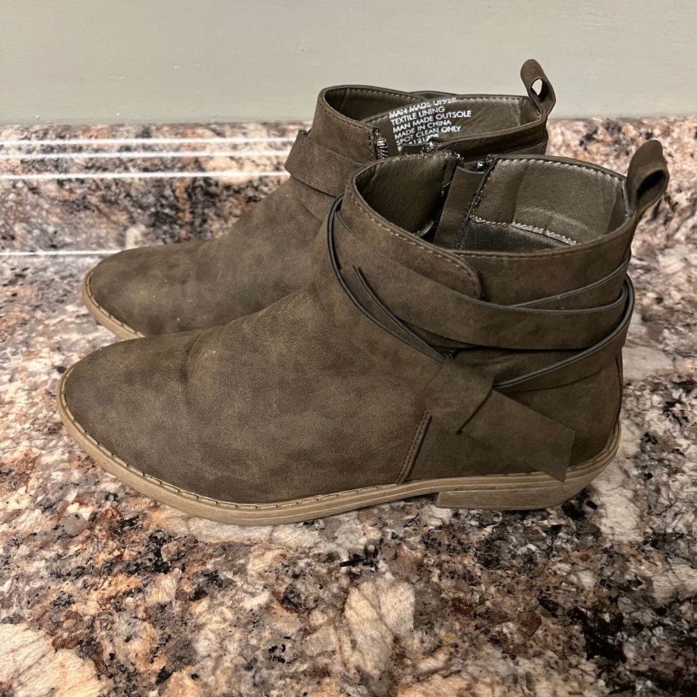 Women’s booties size 8